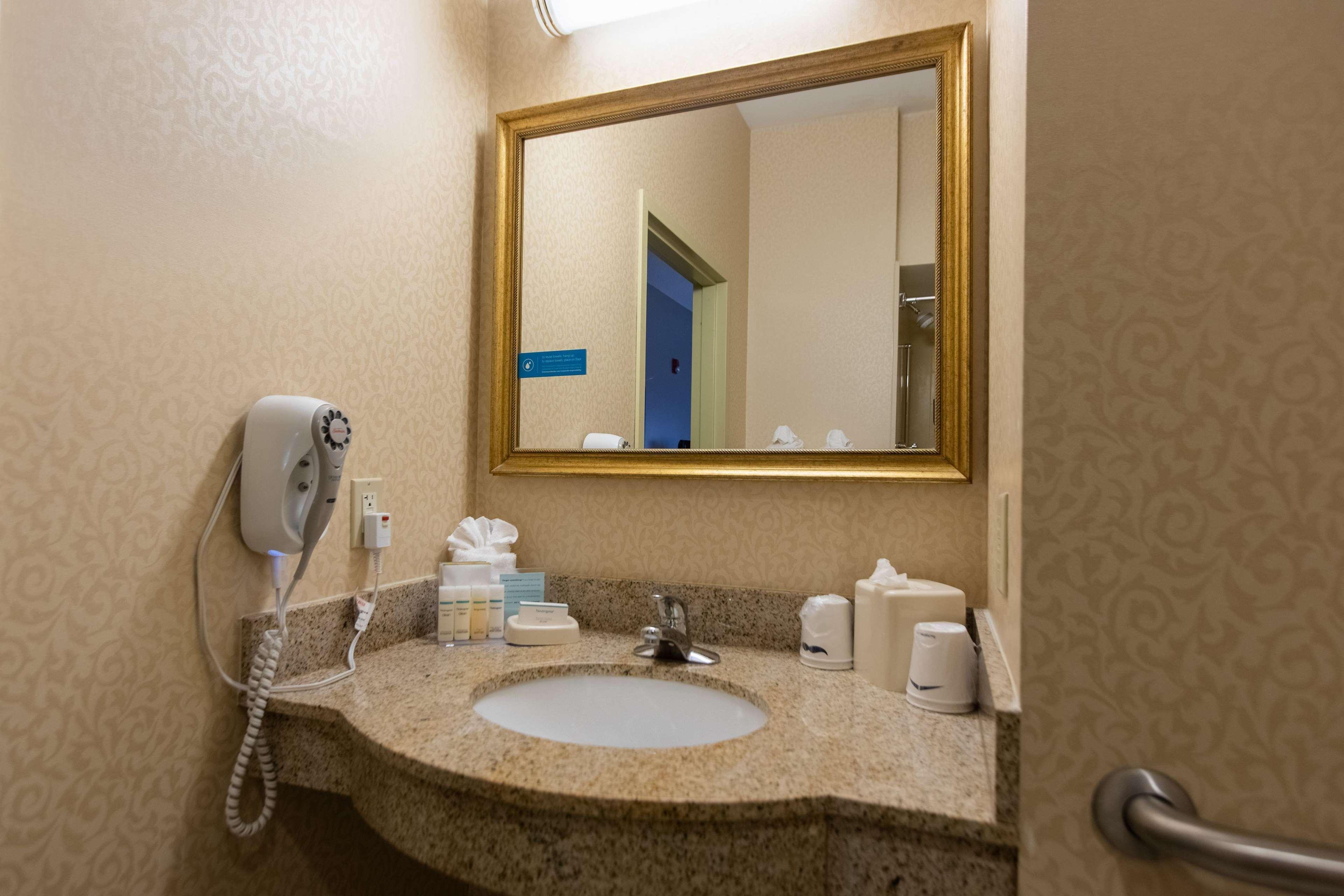 Hampton Inn Hadley-Amherst Area Экстерьер фото