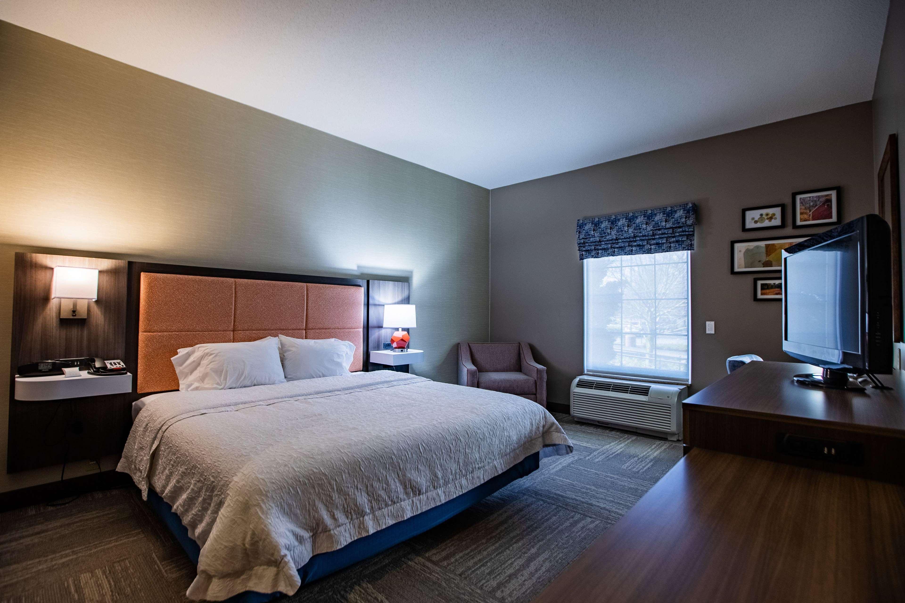 Hampton Inn Hadley-Amherst Area Экстерьер фото