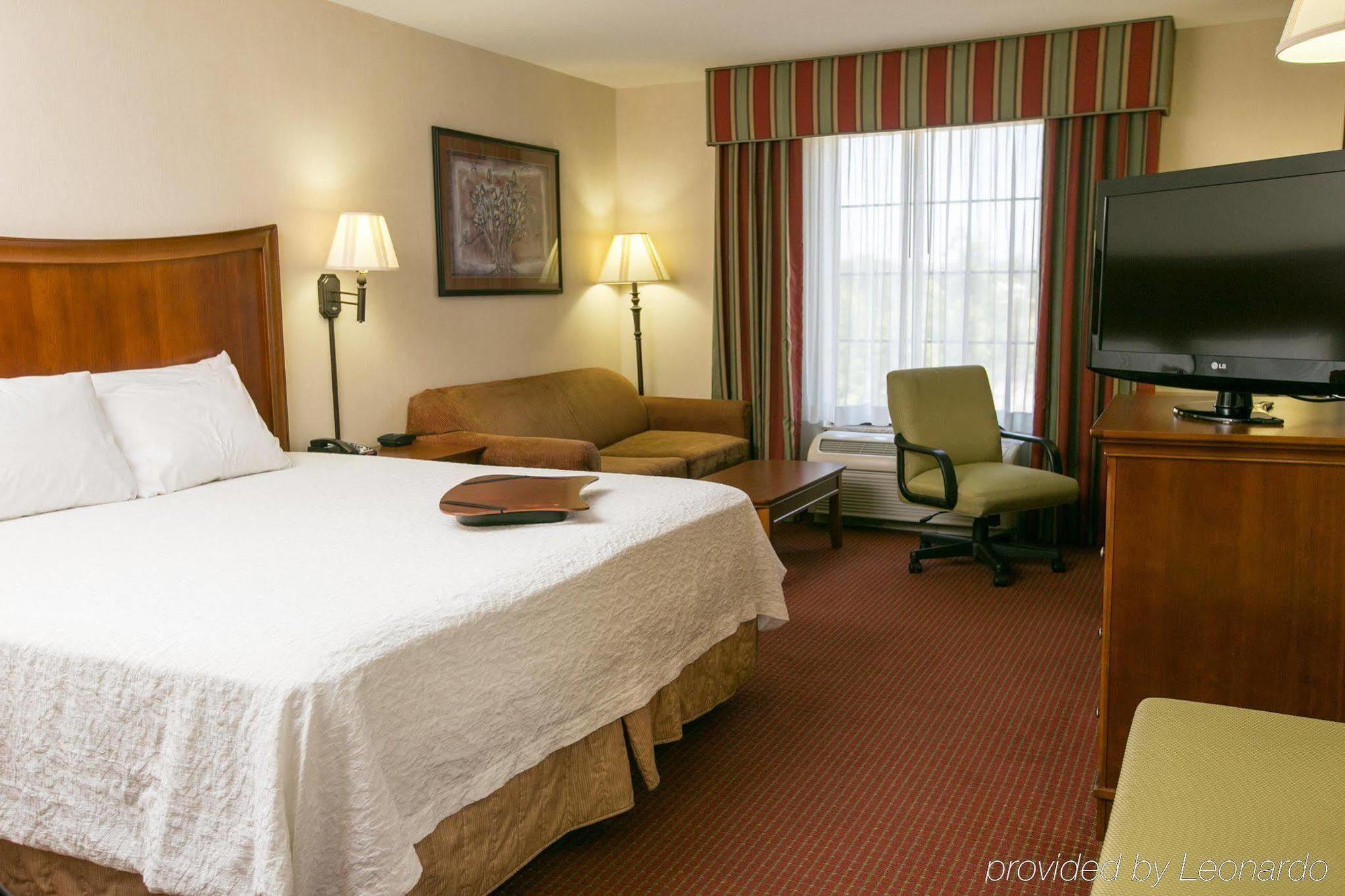 Hampton Inn Hadley-Amherst Area Экстерьер фото