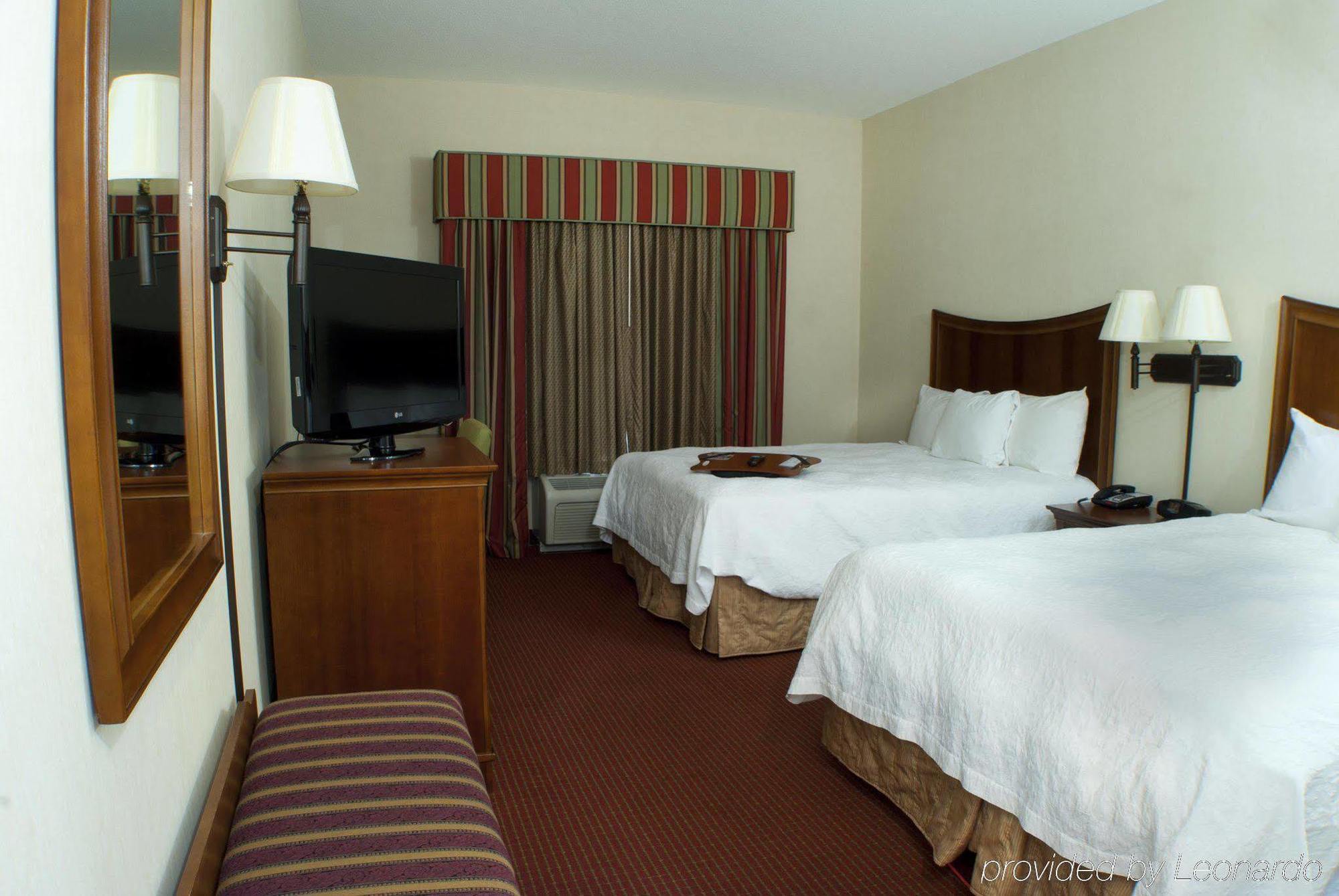 Hampton Inn Hadley-Amherst Area Номер фото